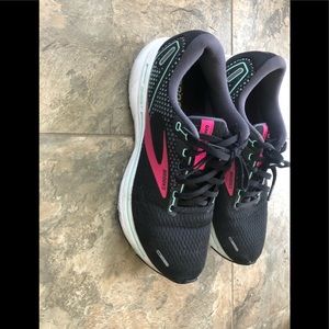 Size 9 women’s Brooks shoes